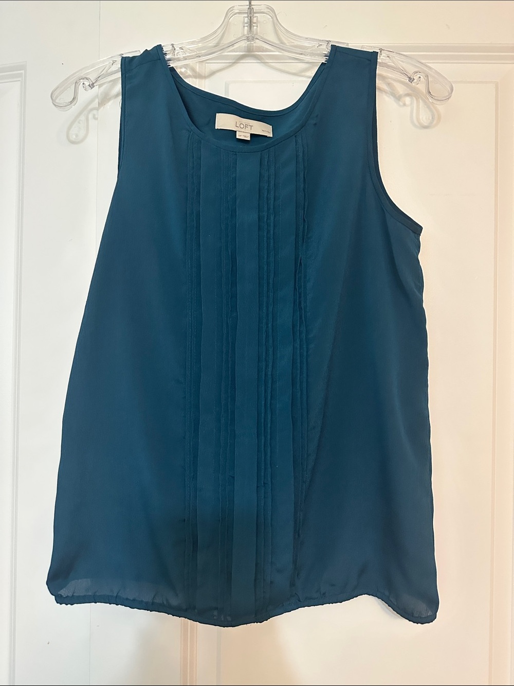 Sz SP LOFT pleated sleeveless tank features a deep teal color with bubble hem.